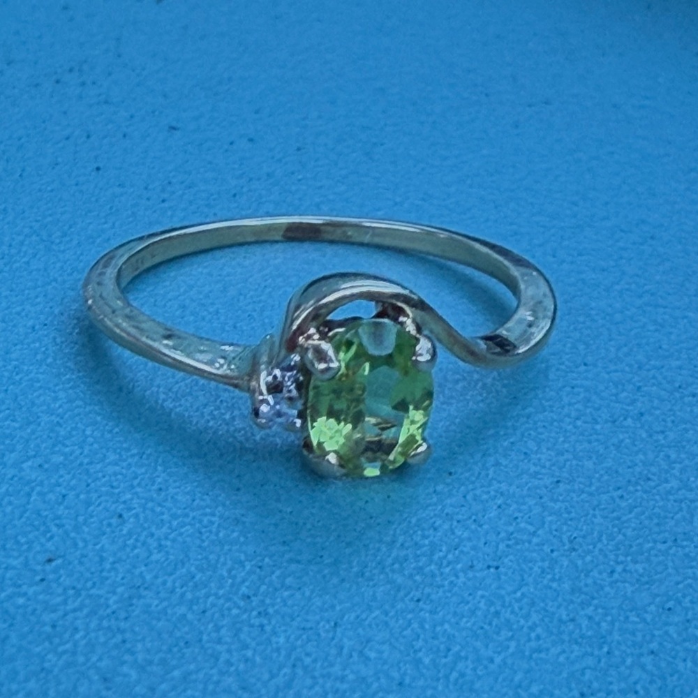 Vintage 14k solid Gold Ring with peridot - Picture 9 of 9